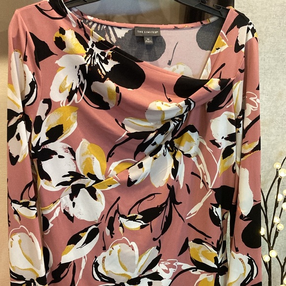 The Limited- mauve colored, floral, poly/ spandex blend beautiful blouse - Picture 2 of 7